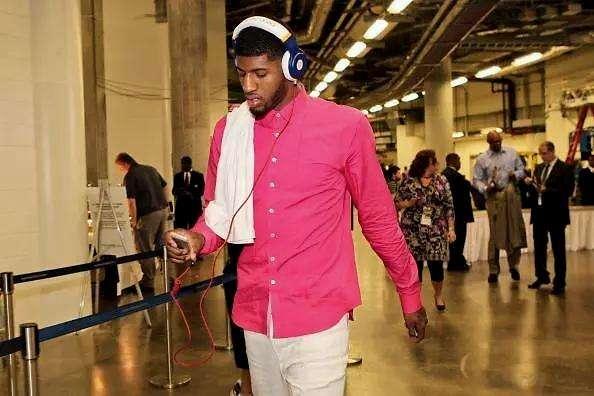 新老狼王对决！唐斯40+13吞惨败 华子38+4三分+4抢断飞翔庆祝（新旧狼王巅峰对决：唐斯40+13仍遭惨败，华子38分4记三分4抢断腾空庆祝）