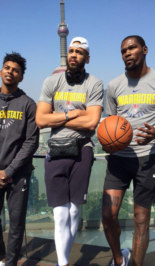 努力追赶！孙铭徽反击信手拈来送背传 胡金秋跟进接球上篮得手（奋力追分！孙铭徽快攻背传妙传，胡金秋跟进上篮命中）