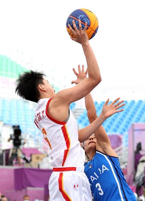 篮球盛宴：亚历山大篮下护筐的精彩瞬间（篮筐守护者：亚历山大禁区防守高光瞬间）