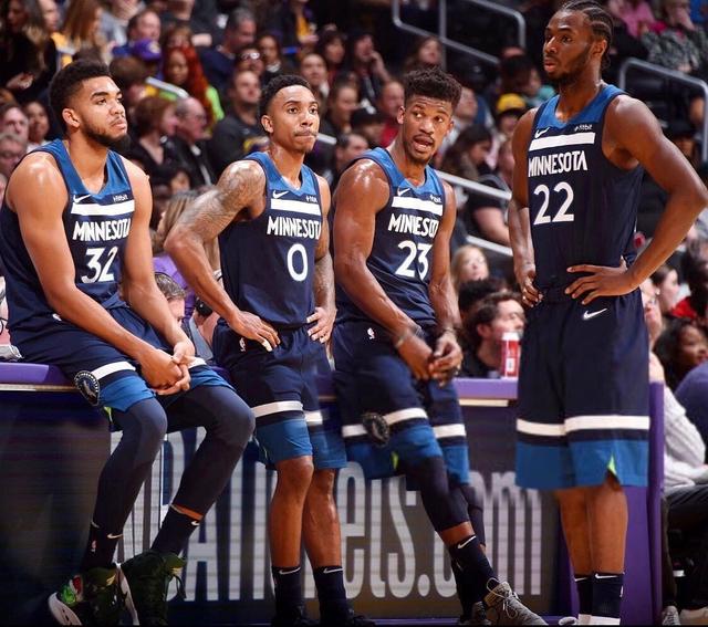 鲍威尔发挥神勇，独挑大梁，为球队贡献巨大（鲍威尔状态火热，扛起重任，贡献卓著）