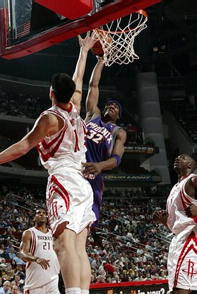 射门时致弗朗西斯重伤，田中碧被换下后立即找到加纳主帅道歉（射门致弗朗西斯重伤，田中碧被换下后当面向加纳主帅致歉）