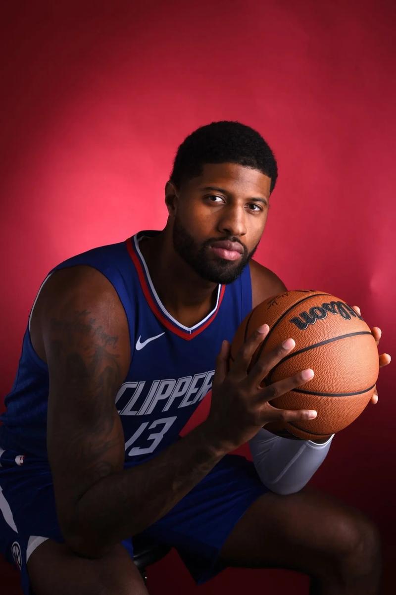 穆罕默德·萨拉赫可能转会至美国MLS，与梅西讨论可能性，但利物浦合同至2027年，交易尚未确定。（萨拉赫或转投MLS，与梅西商讨可能性；但其与利物浦合同至2027，交易仍未敲定）