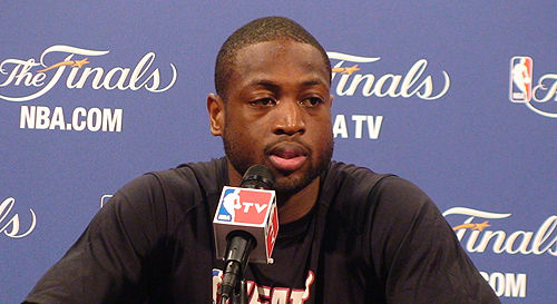 欧联比赛中一球员嘲讽对手鼻子形状，多名队友上前打抱不平（欧联赛场一球员嘲笑对手鼻型，数名队友挺身维护）