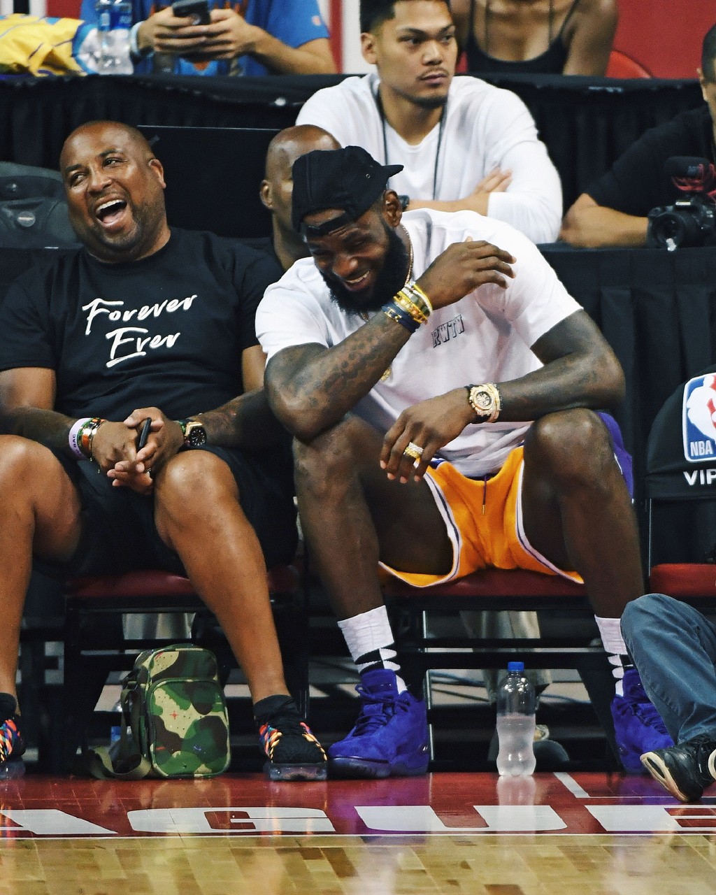 广厦半场53-44领先北京，胡金秋21分翟晓川9分（半场战罢，广厦53-44领先北京：胡金秋21分、翟晓川9分）