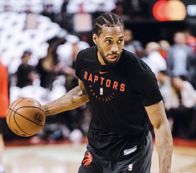 北京国安玄学加持？罕见：河南球迷震撼出征，大量聚集在候车厅（北京国安气运加成？少见一幕：河南球迷浩浩荡荡启程，候车厅人潮涌动）