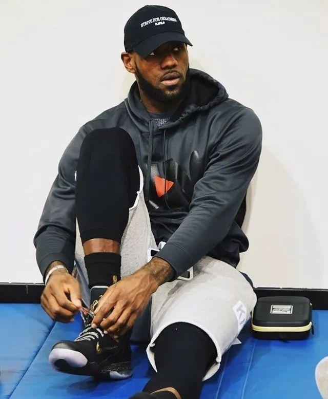 英超本周最佳阵容：曼城三人表现出色，但布鲁诺抢尽风头（英超周最佳：曼城三将状态火热，布鲁诺成最大赢家）