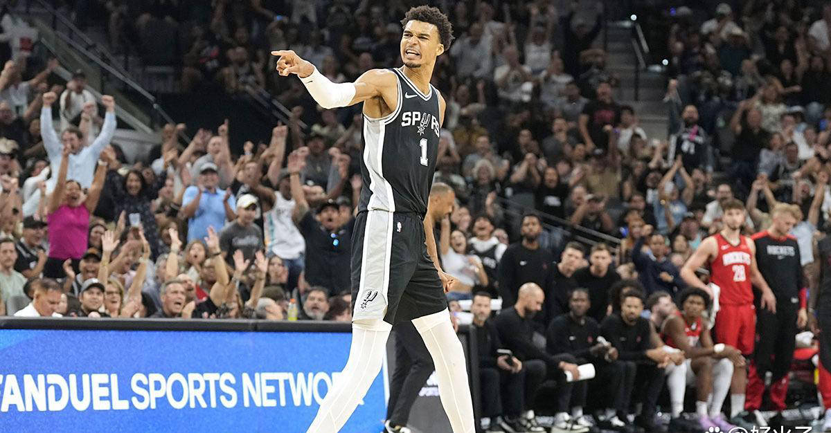 多特4-0十人黄潜，吉拉西双响，阿德耶米、斯文松建功，法比奥-席尔瓦失点（十人黄潜0-4不敌多特，吉拉西梅开二度，阿德耶米与斯文松破门，法比奥-席尔瓦点球失手）