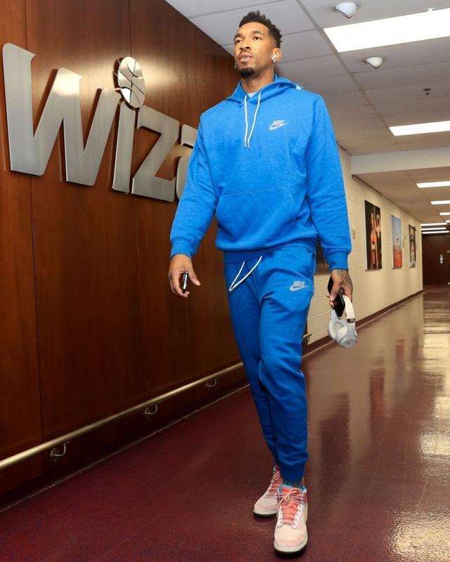 孔帕尼因为人手输球，阿尔特塔则因为人手变得眉清目秀（孔帕尼败在缺兵少将，阿尔特塔仗阵容齐整越发体面）